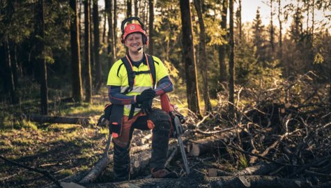 Skogsarbetare med Husqvarna motorsåg 560XP